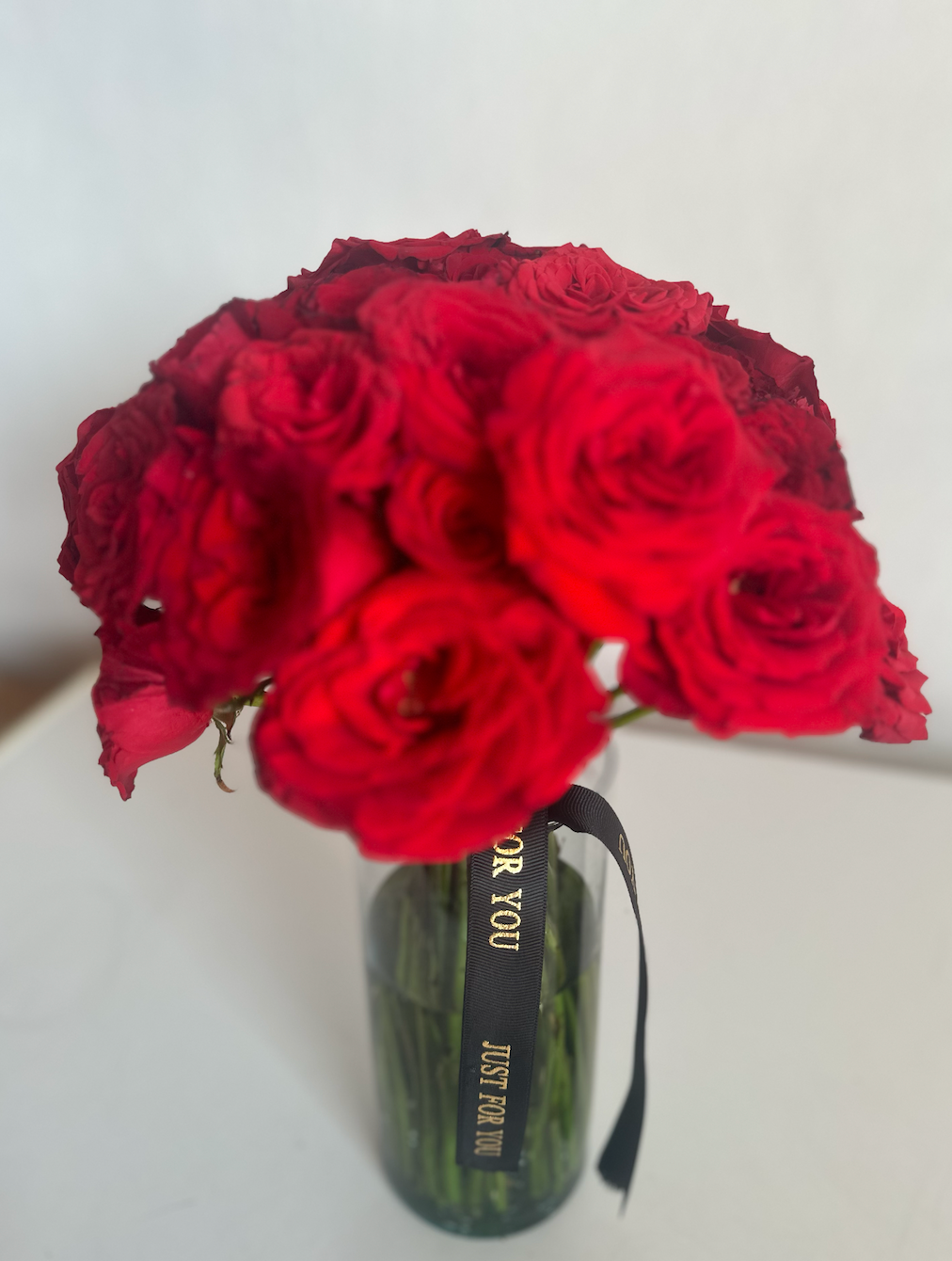 Roses rouges en florero