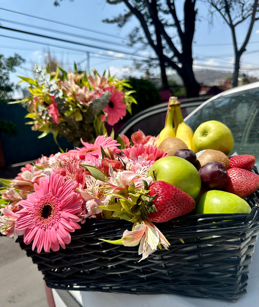 Canasta de fruits et fleurs