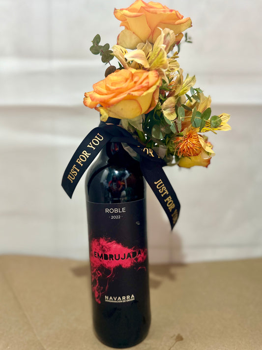 Botella de vino con flores